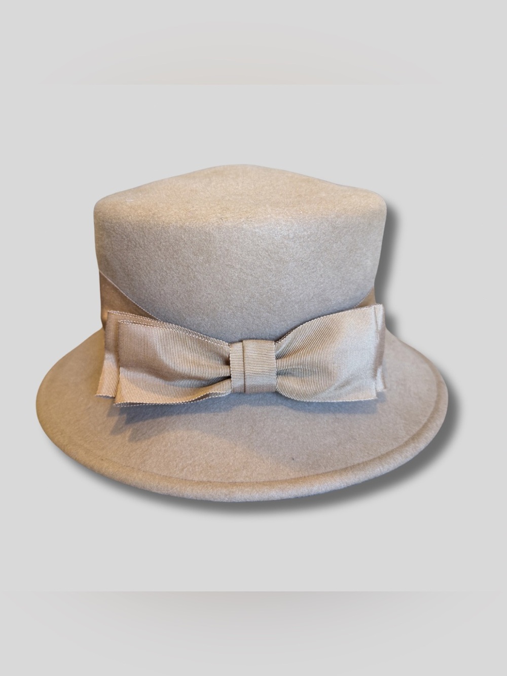 NWT Miss Bierner Tan Felt Bow-Trimmmed Women’s Cloche Style Hat